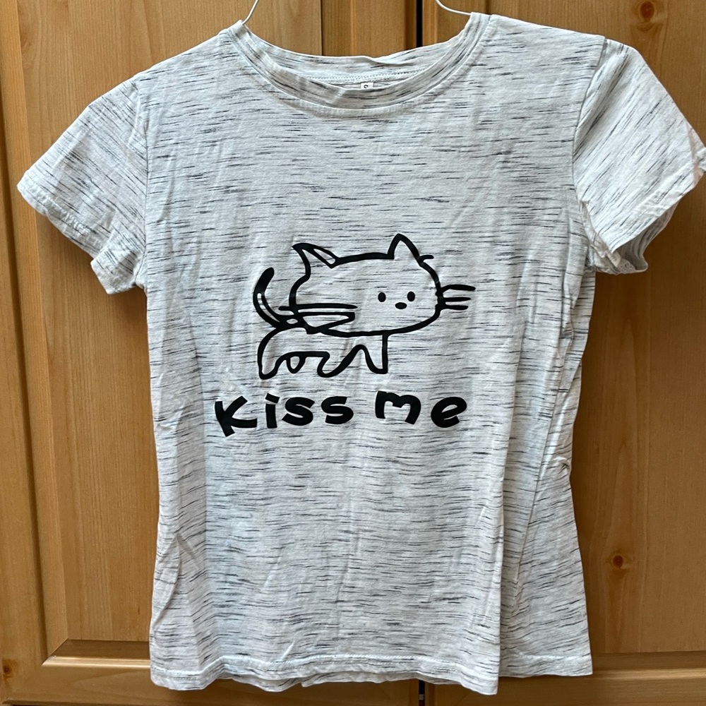 Kiss me cat shirt! Never worn. So cute!